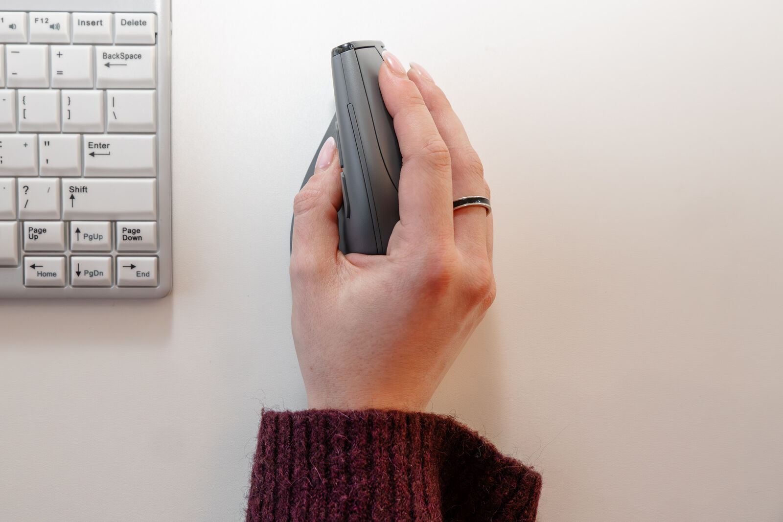 Grip Pro vertikale Maus im Einsatz neben der Tastatur